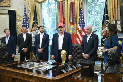 President Donald Trump makes an announcement from the Oval OfficeUS President Donald Trump makes an announcement from the Oval Office of the White House in Washington, DC, on August 22, 2025 as Andrew Giuliani (L) special presidential envoy for Special Missions Richard Grenell (2nd-L), Vice President JD Vance (3rd-L), FIFA president Gianni Infantino (2nd R) and Homeland Security Secretary Kristi Noem (R) look on. Trump announced the 2026 World Cup draw will be held on December 5 at Washington's Kennedy Center. (Photo by ANDREW CABALLERO-REYNOLDS / AFP)Editoria: POLLocal: WashingtonIndexador: ANDREW CABALLERO-REYNOLDSSecao: politics (general)Fonte: AFPFotógrafo: STF<!-- NICAID(16253472) -->