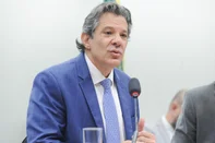 O ministro da Fazenda, Fernanda Haddad, destacou nesta quarta-feira (11), dados positivos do Produto Interno Bruto (PIB) e mercado de trabalho e mencionou a preocupação em reduzir a inflação na sua fala inicial na audiência pública conjunta das comissões de Finanças e Tributação e de Fiscalização Financeira e Controle da Câmara dos Deputados. Ele foi acompanhado ao evento do secretário-executivo da pasta, Dario Durigan.<!-- NICAID(16057142) -->