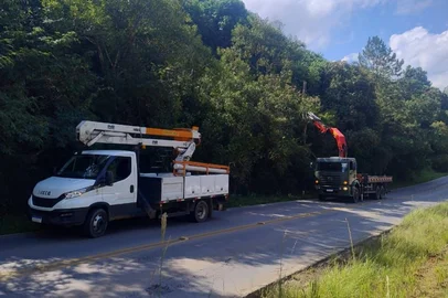 Uma ação de retirada de fios sem uso às margens da RS-813, em Farroupilha, será realizada na tarde desta quinta-feira (5). De acordo com a secretaria municipal de Obras e Trânsito, esta etapa dos trabalhos irá partir da região da comunidade do Desvio Blauth até Desvio Machado. A ação será realizada das 13h às 16h.<!-- NICAID(16052026) -->