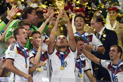 491717433RIO DE JANEIRO, RJ, BRASIL, 13/07/2014. Alemanha x Argentina, final da Copa do Mundo FIFA, jogo realizado no estádio Maracanã, no Rio de Janeiro.Germany's players celebrate with the World Cup trophy after winning the 2014 FIFA World Cup final football match between Germany and Argentina 1-0 following extra-time at the Maracana Stadium in Rio de Janeiro, Brazil, on July 13, 2014.    AFP PHOTO / FABRICE COFFRINIEditoria: SPOLocal: Rio de JaneiroIndexador: FABRICE COFFRINISecao: SoccerFonte: AFPFotógrafo: STF<!-- NICAID(10667988) -->