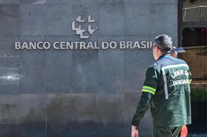 BANCO CENTRAL DEFINI NOVA TAXA SELICDF - BANCO/CENTRAL DEFINI NOVA TAXA SELIC - POLÍTICA - Foto, Pedestre passando na frente do prédio do banco central em Brasília. Nesta quarta (2) o Presidente do Banco Central, Roberto Campos Neto, anunciará a nova taxa SELIC após a reunião do Comitê de Política Monetária (COPOM). O Ministro da Fazenda, Fernando Haddad aguarda redução de 0.50% na taxa selic. 02/08/2023 - Foto: TON MOLINA/FOTOARENA/FOTOARENA/ESTADÃO CONTEÚDOEditoria: POLÍTICALocal: BRASÍLIAIndexador: TON MOLINAFonte: 2410937Fotógrafo: FOTOARENA<!-- NICAID(15499913) -->