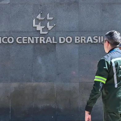 BANCO CENTRAL DEFINI NOVA TAXA SELICDF - BANCO/CENTRAL DEFINI NOVA TAXA SELIC - POLÍTICA - Foto, Pedestre passando na frente do prédio do banco central em Brasília. Nesta quarta (2) o Presidente do Banco Central, Roberto Campos Neto, anunciará a nova taxa SELIC após a reunião do Comitê de Política Monetária (COPOM). O Ministro da Fazenda, Fernando Haddad aguarda redução de 0.50% na taxa selic. 02/08/2023 - Foto: TON MOLINA/FOTOARENA/FOTOARENA/ESTADÃO CONTEÚDOEditoria: POLÍTICALocal: BRASÍLIAIndexador: TON MOLINAFonte: 2410937Fotógrafo: FOTOARENA<!-- NICAID(15499913) -->