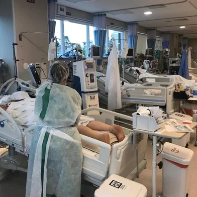Com os leitos nas unidades de terapia intensiva lotados, a dinâmica nos atendimentos mudou nos hospitais de Caxias do Sul, principalmente, em março, com o aumento do número de casos de coronavírus. Até mesmo as equipes mais experientes vivem em meio a um cenário de guerra, onde é preciso improvisar para atender os pacientes da melhor maneira possível. Blocos cirúrgicos, salas de recuperação e de emergência, leitos clínicos e de enfermariam se transformam em UTIs adaptadas, apesar de serem alas projetadas para atender pacientes em menor gravidade. _ Temos um fluxo interno que recomenda que as entubações ocorram na UTI porque trata-se de um procedimento complexo e sempre deve ser realizada pelo profissional mais experiente. Infelizmente em algumas situações não há tempo para a chegada do paciente até o leito de UTI e a entubação acaba acontecendo no setor de emergência ou até mesmo na enfermaria _ conta a intensivista Fernanda Francieli da Silva, 40 anos, que atua como rotineira da UTI 1 do Hospital do Círculo e é plantonista nas UTIs 2 e 3 do Círculo e na UTI 2 do Hospital Geral.<!-- NICAID(14743843) -->