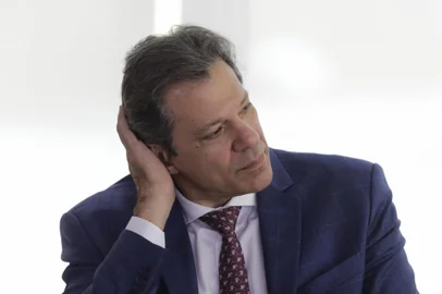 Brazil's President Luiz Inacio Lula da Silva (R) and Brazil's Economy Minister Fernando Haddad hold a meeting on family farming at the Planalto Palace in Brasilia on November 27, 2024. (Photo by Sergio Lima / AFP)Editoria: POLLocal: BrasíliaIndexador: SERGIO LIMASecao: governmentFonte: AFPFotógrafo: STR<!-- NICAID(15923433) -->