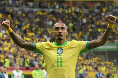 Brazil's forward #11 Raphinha celebrates after scoring a penalty during the 2026 FIFA World Cup South American qualifiers football match between Brazil and Peru at the Mane Garrincha stadium in Brasilia on October 15, 2024. (Photo by NELSON ALMEIDA / AFP)Editoria: SPOLocal: BrasíliaIndexador: NELSON ALMEIDASecao: soccerFonte: AFPFotógrafo: STF<!-- NICAID(15891531) -->