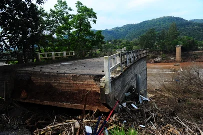 SÃO VALENTIM DO SUL, RS, BRASIL, 19/09/2023. Pontes bloqueadas ou levadas pela enchurrada do dia 04/09. A reportagem do Pioneiro percorreu os desvios, conferiu as condições das estradas e de que forma a comunidade local convive com a situação. Na foto, local onde ficava a ponte de Santa Bárbara, que liga São Valentim do Sul com Bento Gonçalves no Km 15 da RS-431. (Porthus Junior/Agência RBS)<!-- NICAID(15548438) -->