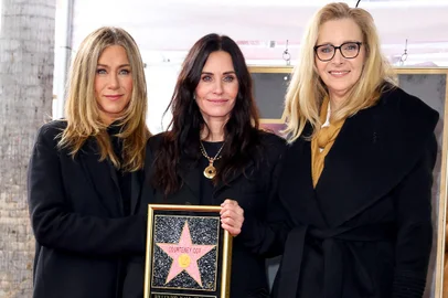Courteney Cox Honored With Star On The Hollywood Walk Of FameHOLLYWOOD, CALIFORNIA - FEBRUARY 27: (L-R) Jennifer Aniston, Courteney Cox and Lisa Kudrow attend the Hollywood Walk of Fame Star Ceremony for Courteney Cox on February 27, 2023 in Hollywood, California.   Leon Bennett/Getty Images/AFP (Photo by Leon Bennett / GETTY IMAGES NORTH AMERICA / Getty Images via AFP)Editoria: ACELocal: HollywoodIndexador: LEON BENNETTSecao: theatreFonte: GETTY IMAGES NORTH AMERICAFotógrafo: CONTRIBUTOR<!-- NICAID(15361830) -->
