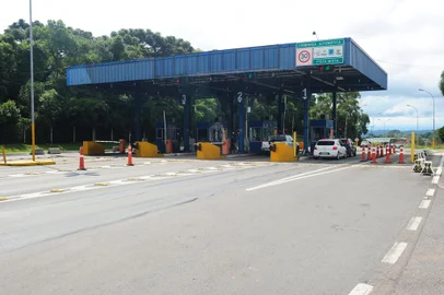 FLORES DA CUNHA, RS, BRASIL, 25/02/2020. Praça de pedágio da EGR, localizada na RS-122, em Flores da Cunha. Pedágio em rodovias estaduais vai ficar mais barato para carros e mais caro para caminhões. Realinhamento é necessário para que governo gaúcho possa lançar editais de concessões de novas rodovias para a iniciativa privada. (Porthus Junior/Agência RBS)<!-- NICAID(14431204) -->