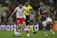 Argentinos Juniors' midfielder Alan Rodriguez (L) is challenged by Fluminense's midfielder Lima during the Copa Libertadores round of 16 second leg football match between Brazil's Fluminense and Argentina's Argentinos Juniors at Maracana Stadium in Rio de Janeiro, Brazil, on August 8, 2023. (Photo by MAURO PIMENTEL / AFP)Editoria: SPOLocal: Rio de JaneiroIndexador: MAURO PIMENTELSecao: soccerFonte: AFPFotógrafo: STF<!-- NICAID(16071998) -->
