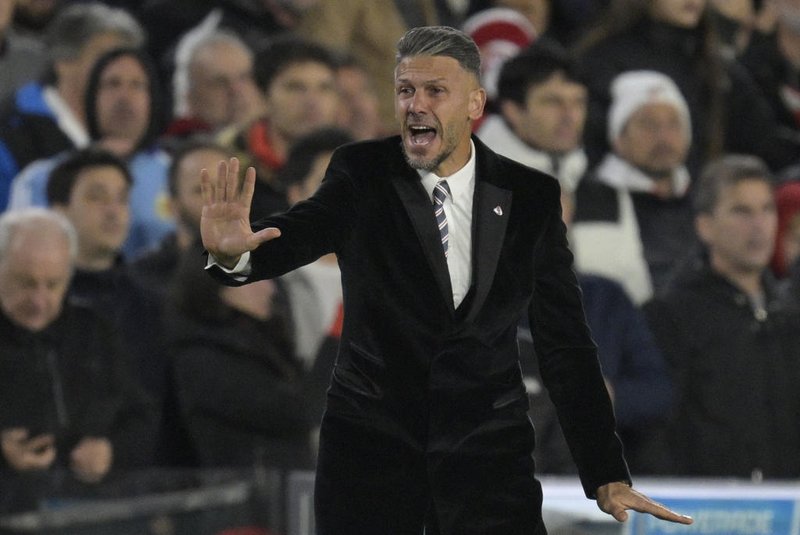 River Plate's head coach Martin Demichelis gestures during the Copa Libertadores group stage second leg football match between Argentina's River Plate and Bolivia's The Strongest, at the Monumental stadium in Buenos Aires, on June 27, 2023. (Photo by JUAN MABROMATA / AFP)<!-- NICAID(15474864) -->
