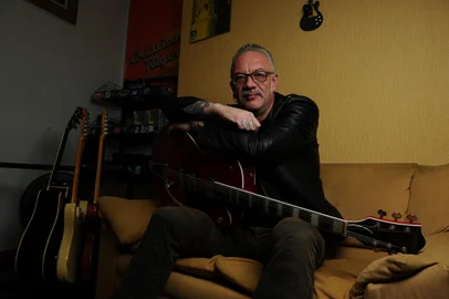CAXIAS DO SUL, RS,BRASIL (27/08/2020)O guitarrista Cristian Rigon é o personagem da série A Arte Não Para. (Antonio Valiente/Agência RBS)<!-- NICAID(14577894) -->