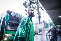 Delegação do Juventude chega no estádio Alfredo Jaconi para confronto com o Ceará, pela 15ª rodada da Série B 2026. Na foto, o zagueiro Messias.<!-- NICAID(16315747) -->