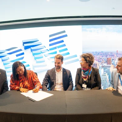 NOVA YORK, EUA – 15.05.2025 – O governador Eduardo Leite participou de reunião no IBM Innovation Studio, em Nova York, para conhecer soluções tecnológicas voltadas ao setor público. A agenda incluiu tour pelo centro de inovação da empresa, apresentações sobre computação quântica, inteligência artificial, automação e resiliência governamental, além da assinatura de protocolo de intenções com o Governo do RS.<!-- NICAID(16037777) -->