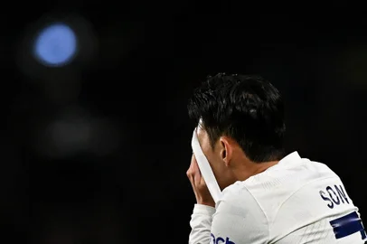 Tottenham Hotspur's South Korean striker #07 Son Heung-Min reacts after the English Premier League football match between Tottenham Hotspur and Chelsea at Tottenham Hotspur Stadium in London, on November 6, 2023. (Photo by Glyn KIRK / AFP) / RESTRICTED TO EDITORIAL USE. No use with unauthorized audio, video, data, fixture lists, club/league logos or 'live' services. Online in-match use limited to 120 images. An additional 40 images may be used in extra time. No video emulation. Social media in-match use limited to 120 images. An additional 40 images may be used in extra time. No use in betting publications, games or single club/league/player publications. / Editoria: SPOLocal: LondonIndexador: GLYN KIRKSecao: soccerFonte: AFPFotógrafo: STR<!-- NICAID(15591545) -->