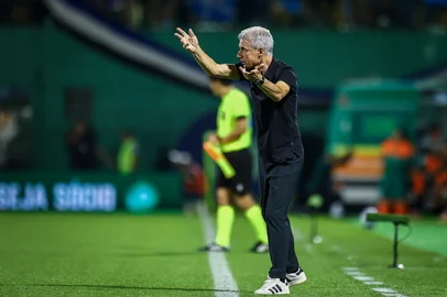 Gremio x ChapecoenseRS - FUTEBOL/CAMPEONATO BRASILEIRO 2025/GREMIO X CHAPECOENSE  - ESPORTES - Lance da partida entre Gremio e Chapecoense disputada na noite desta segunda-feira, na Arena Conda, em Chapeco partida valida pela Campeonato Brasileiro 2026. FOTO: LUCAS UEBEL/GREMIO FBPAEditoria: SPOLocal: ChapecoIndexador: Lucas UebelSecao: futebolFonte: Gremio.netFotógrafo: Gremio x Chapecoense<!-- NICAID(16246659) -->