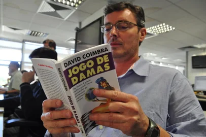 Chegada dos novos livros de David Coimbra, "Jogo de Damas"<!-- NICAID(7017032) -->