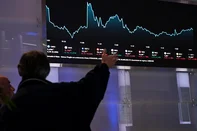 Men look at a a board with the BOVESPA index at the Sao Paulo Stock Exchange (B3) in downtown Sao Paulo, Brazil, on April 7, 2025. Stock markets and oil prices around the world collapsed further on a black Monday for markets as US President Donald Trump stood firm over his tariffs despite recession fears. (Photo by Nelson ALMEIDA / AFP)Editoria: FINLocal: Sao PauloIndexador: NELSON ALMEIDASecao: business (general)Fonte: AFPFotógrafo: STF<!-- NICAID(16011995) -->