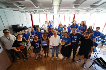Prefeito de Passo Fundo, Pedro Almeida, leva prêmio recebido na Famurs a alunos e professores da Escola Pública de Música Yamandu Costa<!-- NICAID(15905298) -->