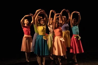 A Escola Preparatória de Dança (EPD) apresenta no dia 30 de junho, às 20h, no Teatro Municipal Pedro Parenti, o espetáculo “Por onde passa o samba!”, que teve a sua estreia em 2022, na mostra anual de encerramento da Escola. Os ingressos estão disponíveis na sede da Unidade de Dança que fica no Centro de Cultura Ordovás (Rua Luiz Antunes, nº 312 – B. Panazzollo), e poderão ser adquiridos pelo valor unitário de R$ 5,00. A Unidade fica aberta de segunda a sexta-feira, das 9h às 16h.<!-- NICAID(15469695) -->