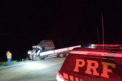 Motorista fica gravemente ferido em colisão entre caminhões na BR-285, na serra gaúcha<!-- NICAID(15917311) -->