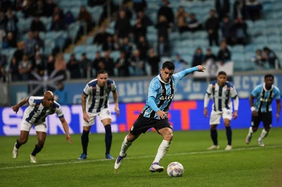 PORTO ALEGRE, RS, BRASIL, 08-07-2025: Na Arena, Grêmio enfrenta o São José valendo o título da Recopa. O duelo promove o encontro entre o campeões do Gauchão 2024 — o Tricolor — e da Copa FGF do ano passado — o Zeca. Cristaldo desperdiça a cobrança de pênalti. Fotos: Duda Fortes/Agência RBS<!-- NICAID(16076214) -->