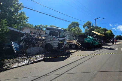 Caminhão desgovernado atinge casas e deixa dois feridos em Santa Rosa<!-- NICAID(16184814) -->