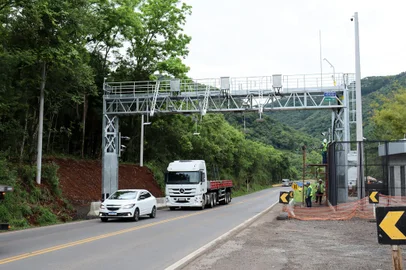 Pórtico do sistema free flow, de cobrança automática de pedágio, no km 108 da RS-122, próximo à ponte sobre o Rio das Antas, em Antônio Prado.<!-- NICAID(15598232) -->