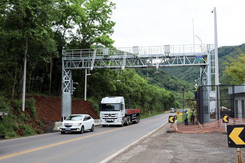 Pórtico do sistema free flow, de cobrança automática de pedágio, no km 108 da RS-122, próximo à ponte sobre o Rio das Antas, em Antônio Prado.<!-- NICAID(15598232) -->