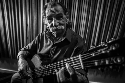 CAXIAS DO SUL, RS, BRASIL, 26/02/2019 - Retrato de Lúcio Yanel (Federico Nelson Giles) violonista, cantor, compositor, ator e folclorista argentino radicado no Brasil. (FOTÓGRAFO: CARLOS MACEDO / AGENCIA RBS)Indexador: Carlos Macedo<!-- NICAID(13974507) -->