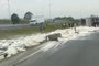 Homem morre após carreta tombar na alça de acesso da Rodovia do Parque<!-- NICAID(15501858) -->