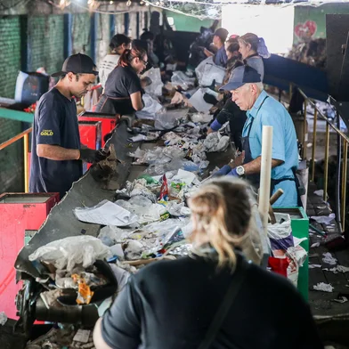 Cooperativa de recicladores pede mais atenção ao descarte do lixo seletivo em Caxias do Sul. Contâiners abertos expostos à chuva e mistura d resíduos orgânicos têm inviabilizado a reciclagem do material. Na foto, Tiago Pavelski - presidente da Cooperativa Paz e Bem. (Neimar De Cesero/Agência RBS)Indexador: Neimar De Cesero<!-- NICAID(16017630) -->