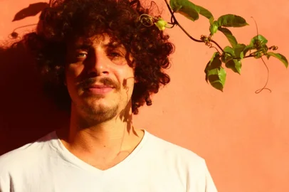 A quarta edição do projeto Sessão de Bolso, do Empório Canela, promete uma noite especial. Neste domingo, 18 de outubro, a partir das 19h, a famosa “casinha vermelha ao lado da Catedral de Pedra” recebe o cantor e compositor Thiago Ramil para a apresentação musical intimista, inspirada no formato do Tiny Desk, em meio à livraria do bistrô. <!-- NICAID(16387063) -->