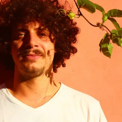 A quarta edição do projeto Sessão de Bolso, do Empório Canela, promete uma noite especial. Neste domingo, 18 de outubro, a partir das 19h, a famosa “casinha vermelha ao lado da Catedral de Pedra” recebe o cantor e compositor Thiago Ramil para a apresentação musical intimista, inspirada no formato do Tiny Desk, em meio à livraria do bistrô. <!-- NICAID(16387063) -->