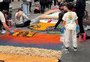 Até sete toneladas de serragem e meses de preparação: os bastidores dos tapetes de Corpus Christi em Pelotas