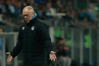 PORTO ALEGRE, RS, BRASIL, 10-08-2025: Grêmio recebe o lanterna do campeonato brasileiro, Sport Recife, pela 19ª rodada da competição, na Arena do Grêmio, em Porto Alegre. Na imagem, o técnico do Grêmio, Mano Menezes. Foto: André Ávila/ Agência RBSIndexador: Andre Avila<!-- NICAID(16098582) -->