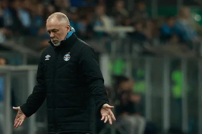 PORTO ALEGRE, RS, BRASIL, 10-08-2025: Grêmio recebe o lanterna do campeonato brasileiro, Sport Recife, pela 19ª rodada da competição, na Arena do Grêmio, em Porto Alegre. Na imagem, o técnico do Grêmio, Mano Menezes. Foto: André Ávila/ Agência RBSIndexador: Andre Avila<!-- NICAID(16098582) -->