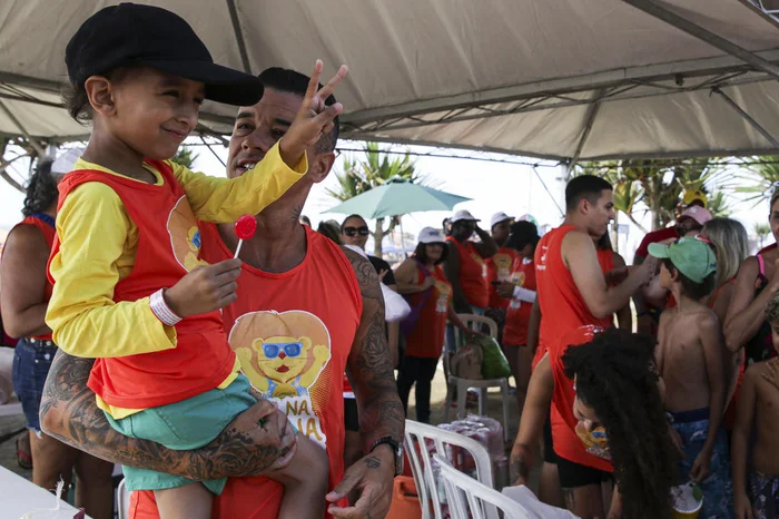 Conrado no colo de D'Alessandro.