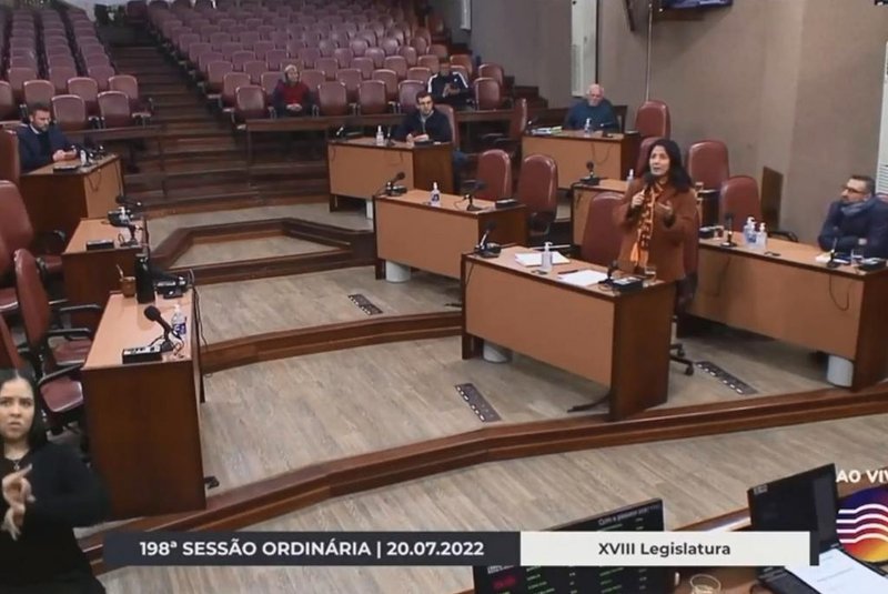 Sessão Câmara de Vereadores de Caxias do Sul. Vereadora Marisol Santos questiona colegas que não ficam até o final da sessão.<!-- NICAID(15154155) -->
