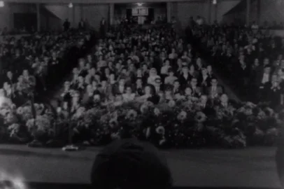 Frame do filme Assistência Social e Ensino, realizado pela antiga produtora caxiense Michelin Filmes em 1968. Película recuperada pelo Instituto Memória Histórica e Cultural (IMHC/UCS)  traz momentos da instalação da Universidade de Caxias do Sul, em 15 de fevereiro de 1967, no prédio da antiga Catholica Domus, e da solenidade no Cine Ópera, com a presença do prefeito Hermes João Webber, do bispo Dom Benedito Zorzi e do médico e primeiro reitor Virvi Ramos.<!-- NICAID(15506553) -->
