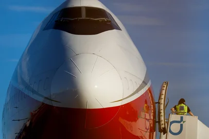 PORTO ALEGRE, RS, BRASIL, 20.04.2025: Quase um ano e meio depois, o aeroporo Salgado Filho volta a receber um avião de carga de grande porte dentro do seu complexo. O Boeing 747, conhecido como "rainha do céus" e uma das maiores aeronaves de carga do mundo pousou no terminal de Porto Alegre na tarde de domingo do dia 20 de abril. Foto: Camila Hermes/Agencia RBS<!-- NICAID(16020727) -->