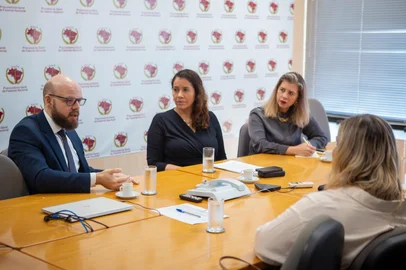 A deputada federal Denise Pessôa (PT/RS) articulou uma reunião com a Procuradoria-Geral da Fazenda Nacional (PGFN), em Brasília, para tratar da situação do prédio da antiga Malharia Stumpf, em Caxias do Sul. O local abriga projetos sociais da Fundação Caxias e da Associação Mão Amiga. Prédio tem pendências tributárias.<!-- NICAID(16049873) -->