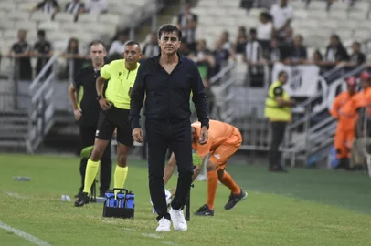 CE - BRASILEIRÃO/CEARÁ X GRÊMIO - ESPORTES -  O técnico Gustavo Quinteros, do Grêmio, na partida entre Ceará e Grêmio válida pela segunda rodada do Campeonato   Brasileiro 2025, realizada no Estádio Castelão, em Fortaleza, neste sábado, 5.      05/04/2025 - Foto: CAIO ROCHA/ISHOOT/ESTADÃO CONTEÚDO<!-- NICAID(16011129) -->