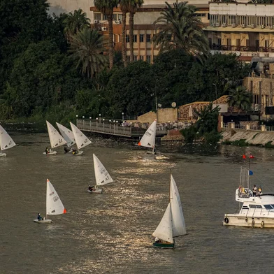 Athletes practice solo sailing in the Nile river waters off of the Garden City district in the centre of Egypt's capital Cairo on October 27, 2022. (Photo by Amir MAKAR / AFP)Editoria: ENVLocal: CairoIndexador: AMIR MAKARSecao: riversFonte: AFPFotógrafo: STF<!-- NICAID(15258306) -->