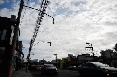20/10/2021 - PORTO ALEGRE, RS - Câmeras na Av. Azenha que fazem parte do cercamento eletrônico da capital. FOTO: Anselmo Cunha / Agência RBS<!-- NICAID(14920188) -->