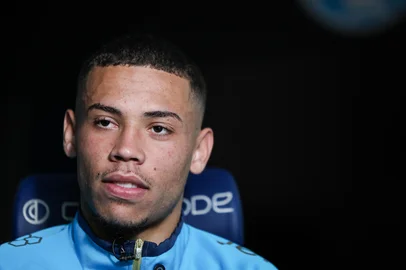 PORTO ALEGRE, RS, BRASIL, 11-07-2025: Entrevista com Alysson Edward, ponta direita do Grêmio. O atleta de 19 anos marcou seu primeiro gol pelo profissional no tricolor, contra o São José, na Recopa. Foto: Duda Fortes/Agência RBS<!-- NICAID(16078535) -->
