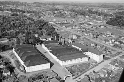 Complexo da Vinícola Luiz Antunes nos anos 1950. Prédio à direita, um dos únicos remanescentes, abriga o Centro de Cultura Herique Ordovás Filho.<!-- NICAID(14206007) -->