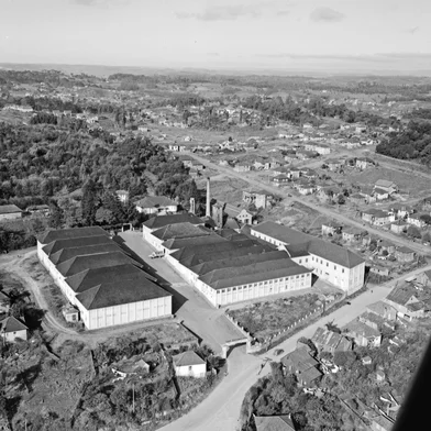 Complexo da Vinícola Luiz Antunes nos anos 1950. Prédio à direita, um dos únicos remanescentes, abriga o Centro de Cultura Herique Ordovás Filho.<!-- NICAID(14206007) -->