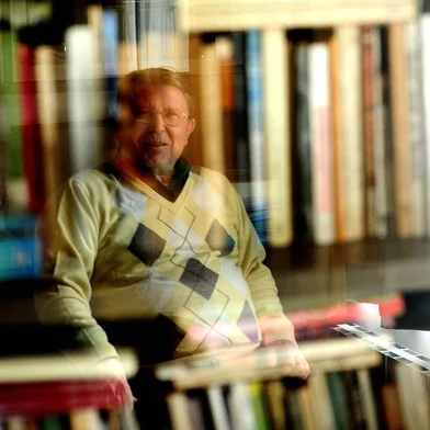 CAXIAS DO SUL, RS, BRASIL, 22/05/2018. Escritor, tradutor e professor José Clemente Pozenato completa 80 anos de vida. (Diogo Sallaberry/Agência RBS)<!-- NICAID(13560380) -->