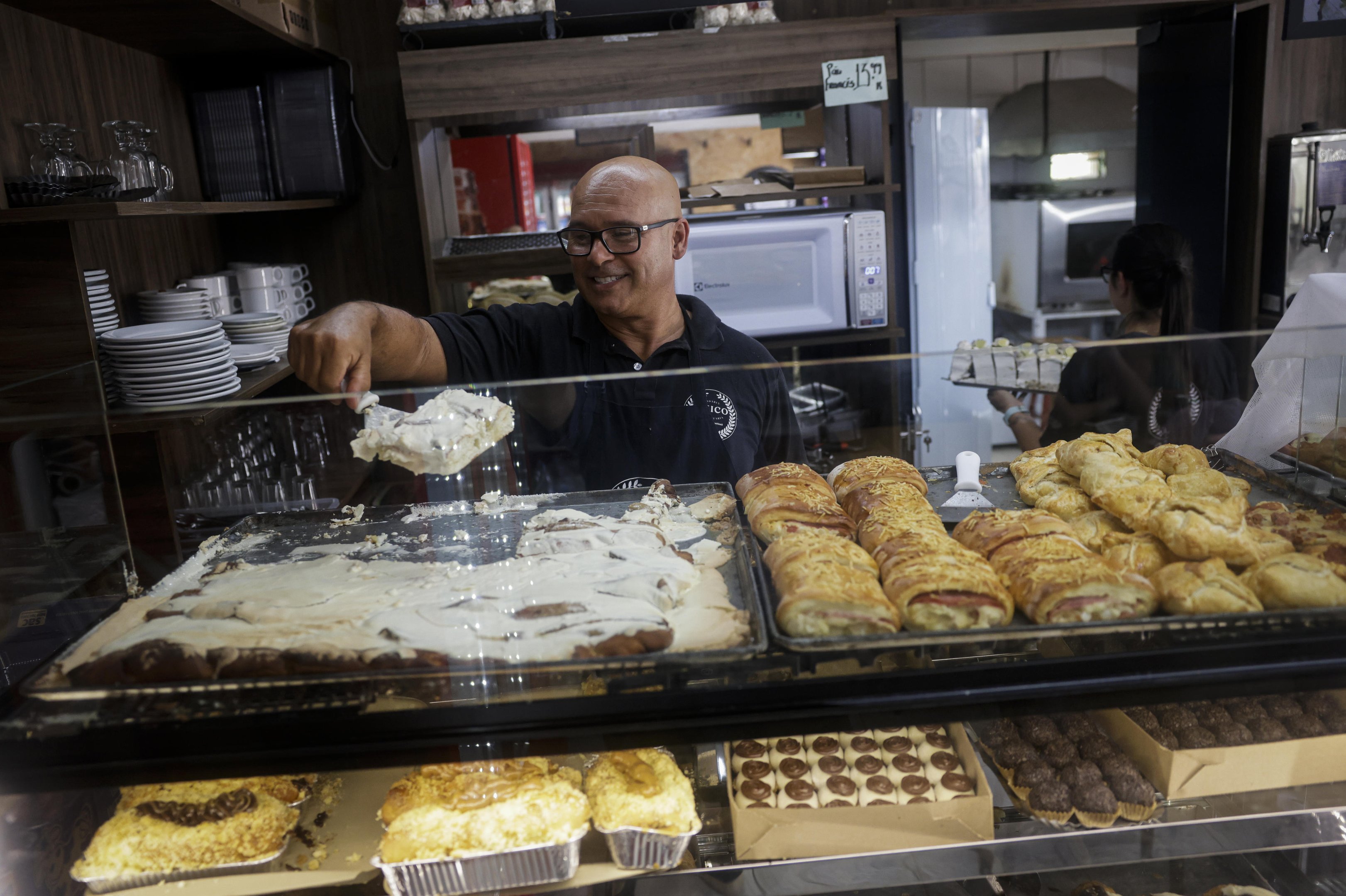 Padaria de Viam&atilde;o faz sucesso vendendo pizza de banana com gemada: "Muita gente tentou copiar"
