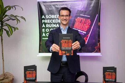 Giovane Zembruski lança livro Orgulho – O maior de todos os males, em noite de autógrafos.   Evento também terá a palestra “Desperte: Ação com Foco”, aberta ao público, às 20h, do dia 23 de maio, no Tri Hotel Executive, em Caxias do Sul.<!-- NICAID(15426488) -->
